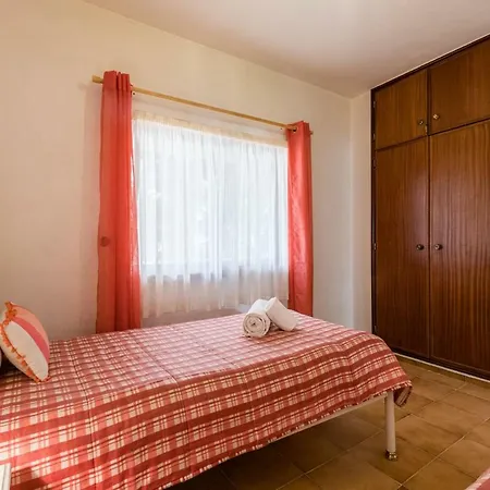 Lovelystay - Private W/ Pool Near Praia Dona Ana Apartman